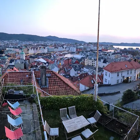 I Autentisk Bergenshus Med Unik Utsikt Og Privat Hage Apartamento Bergen