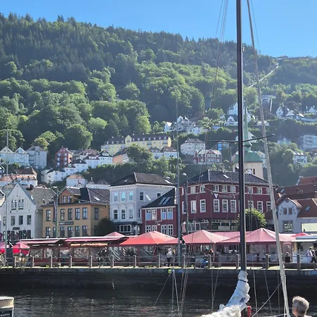 I Autentisk Bergenshus Med Unik Utsikt Og Privat Hage Apartamento Bergen