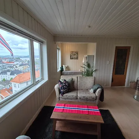 I Autentisk Bergenshus Med Unik Utsikt Og Privat Hage Appartement