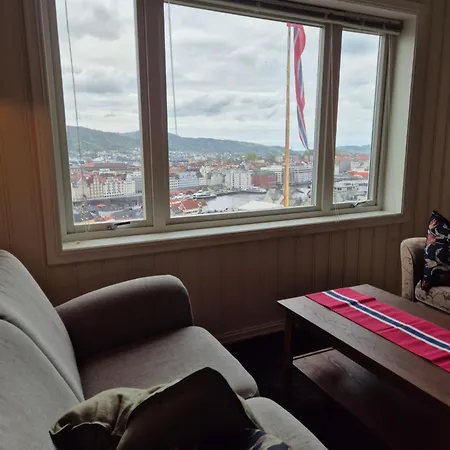 I Autentisk Bergenshus Med Unik Utsikt Og Privat Hage Appartement Bergen